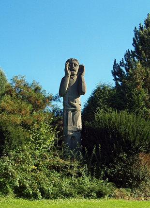 Imposante Steinfigur am Ortsende von Steeden an der Hauptstraße nach Runkel