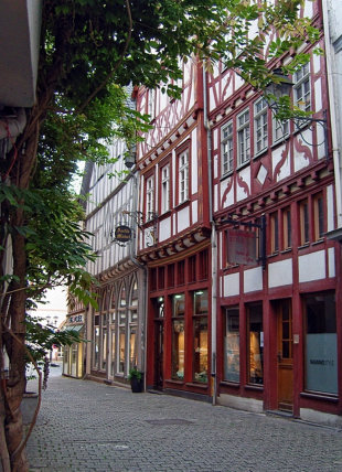 Enge Gasse in der Altstadt mit für Limburg typischen Fachverkhäusern